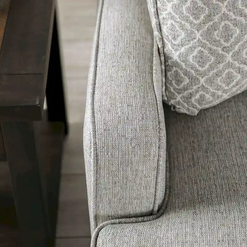 Canapé en tissu gris de style transitoire avec coussins décoratifs