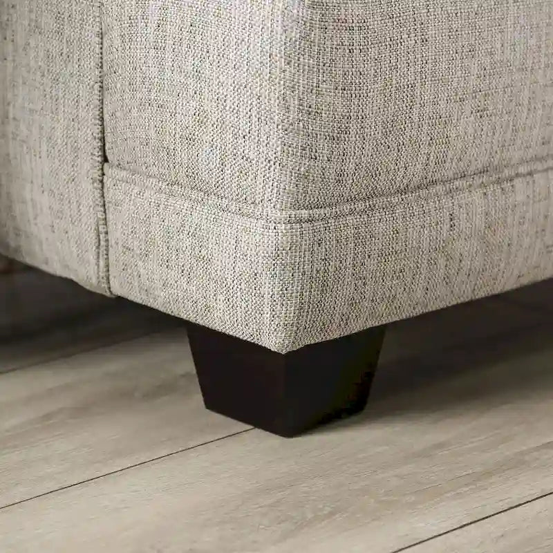 Canapé en tissu gris de style transitoire avec coussins décoratifs
