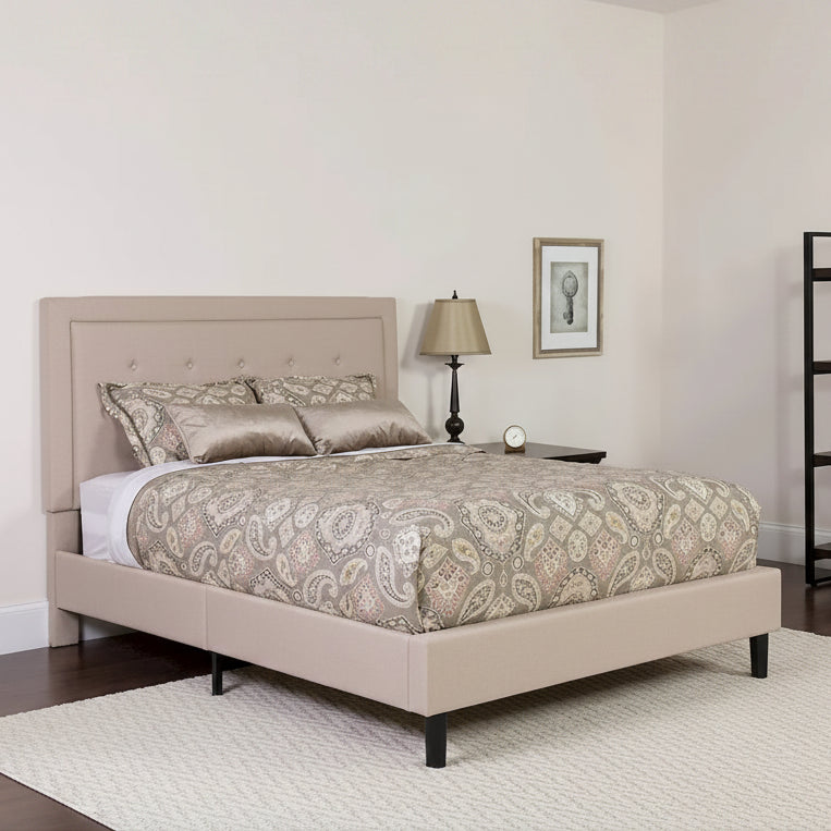 Cadre de lit plateforme entièrement capitonné en tissu beige avec tête de lit capitonnée